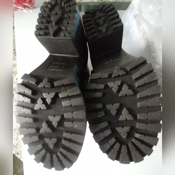 Sun + Stone Black Chelsea Lug Heel Boots. Size 8 - Picture 4 of 11